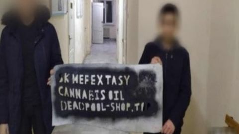 Toshkentdagi uylar devorida giyohvand moddalar reklamasi yozuvlarini qoldirish bilan shug‘ullangan ikki yigit ushlandi