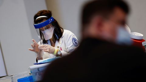 AQSh emlanganlarda tromboz aniqlangandan keyin Johnson & Johnson vaksinasidan foydalanishni to‘xtatdi. Yevropa va Janubiy Afrikada vaksinani qo‘llashni boshlash keyinga qoldirildi