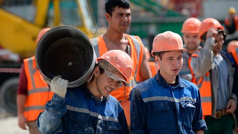 Россияга қурилиш соҳасида ишлашга келган меҳнат муҳожирларининг учдан бир қисми курьерликка ўтиб кетиши маълум бўлди