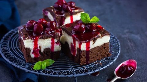 Iftorlikka olcha va tvorog qo‘shib shokoladli pirog tayyorlab ko‘ring