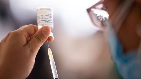 Yevropa dori-darmon agentligi AstraZeneca vaksinasi qonda tromb keltirib chiqarishini tasdiqladi
