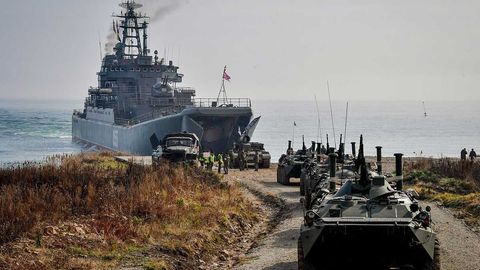 Qrimda Rossiyaning 10 mingdan ortiq askari ishtirokida harbiy mashg‘ulotlar boshlandi (video)