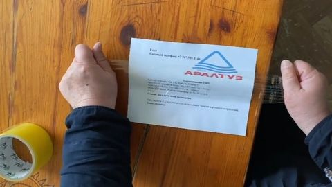 Internet foydalanuvchilari qog‘ozga yopishtirilgan skotchni unga zarar yetkazmasdan ko‘chirib olish maslahatidan hayratga tushmoqda