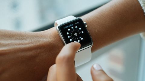 Apple Watch 2022 йилдан бошлаб босим, қондаги қанд ва алкоголь миқдорини ўлчашни ўрганиб олади