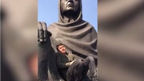 Андижонда поезд остига ётиб олгани билан танилган тиктокер Мотамсаро она ҳайкалига қилган ҳурматсизлиги учун 15 суткага қамалди