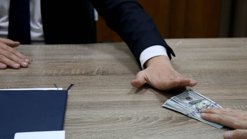 Ангренда 3,5 минг доллар эвазига Жисмоний тарбия университетига киритиб қўймоқчи бўлган шахс ушланди