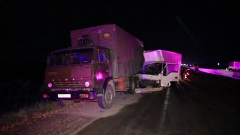 Jizzaxda Isuzu to‘xtab turgan “KamAZ”ga urilishi oqibatida haydovchilardan biri vafot etdi