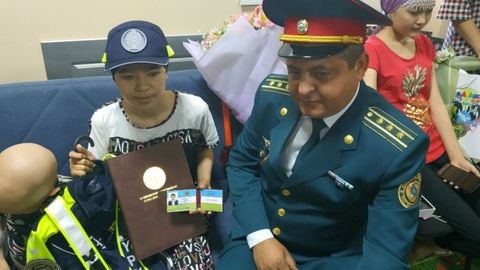 Шавкат Мирзиёев билан учрашган бемор қизга ДАН ходими гувоҳномаси ва махсус формаси топширилди