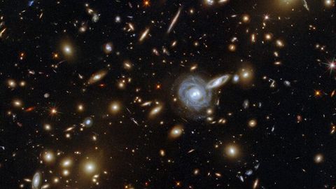 Hubble yuzlab galaktikalarni bitta suratga muhrladi