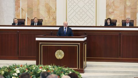 Lukashenko Putin uning ruxsatisiz Bayden bilan Belarusni muhokama qilgani uchun kechirim so‘raganini aytdi