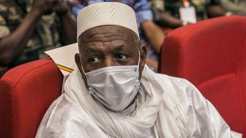 Harbiylar tomonidan hibsga olingan Mali prezidenti va bosh vaziri iste’fo berdi