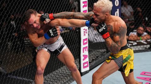 UFC 262. Charlz Oliveyra Habib Nurmagomedovdan vakant qolgan chempionlik kamari uchun jangda Maykl Chendlerni nokautga uchratdi. Toni Fergyuson ketma-ket 3-jangda yutqazdi
