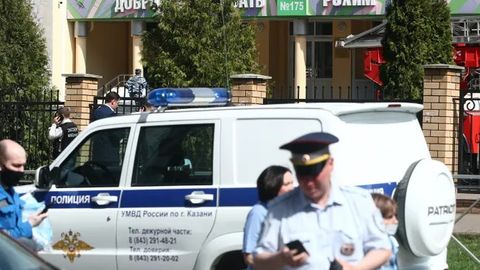 Россиянинг Қозон шаҳридаги мактабда отишма оқибатида 8 киши ҳалок бўлди. Татаристонда 12 май мотам куни деб эълон қилинди (фото ва видео)