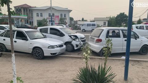 Andijonda olib qochilgan Spark ikkita avtomobilga borib urildi
