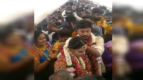 Hindistonlik juftlik samolyot bortida to‘y uyushtirdi (video)