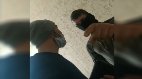 Rossiyada Migratsiya xizmati xodimi haydovchilik guvohnomasini taqdim etishni istamagan O‘zbekiston fuqarosini kaltakladi (video)