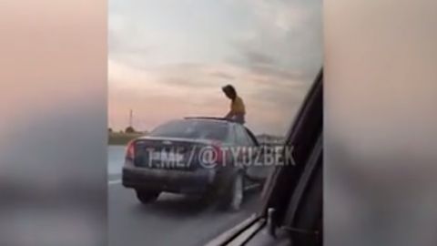 Jizzaxda harakatlanayotgan Lacetti lyukiga chiqib olgan qiz jarimaga tortildi (video)