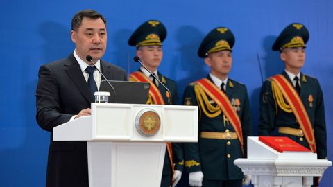 Qirg‘izistonda konstitutsiya o‘zgartirilganidan keyin hukumat iste’foga yuborildi. Prezident iqtisodiy inqiroz haqida ma’lum qildi