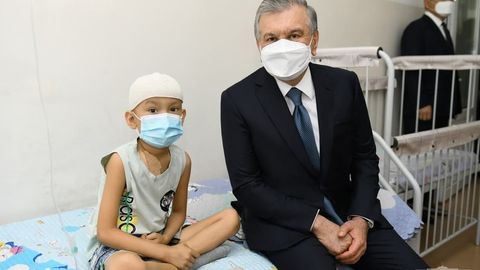 “Onkologik va gematologik kasalliklar bilan bog‘liq operatsiya xarajatlarining 50 foizini davlat to‘lab beradi” — Shavkat Mirziyoyev