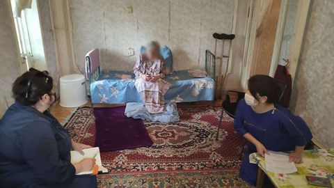 Тошкентда қизи ва невараси томонидан калтакланган 87 ёшли онахонга ҳимоя ордери берилди
