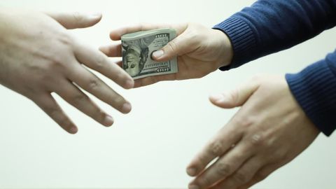 Qoraqalpoq davlat universitetiga o‘qishga kiritib qo‘yish uchun 5 ming dollar so‘ragan shaxslar qo‘lga olindi