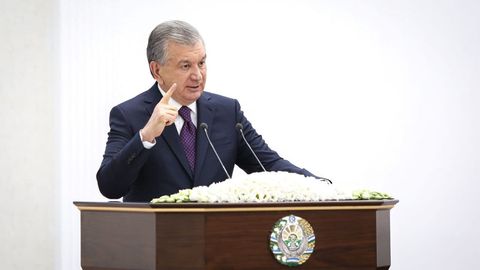 Шавкат Мирзиёев кредит олиш мақсадида «кўзбўямачилик» қилинаётган лойиҳаларни танқид қилди