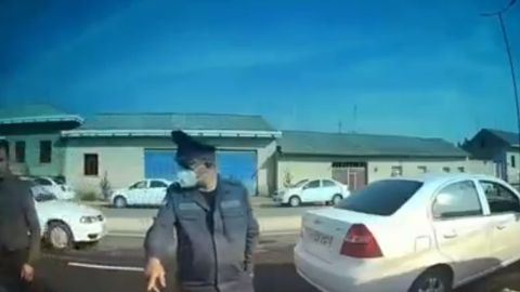 Самарқандда туман ЙҲХБ бошлиғига сигнал чалган ҳайдовчининг Damas’и жарима майдонига жойлаштирилди