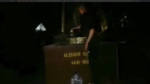 Samarqandda Alisher Navoiy haykaliga tupurgan yigit kiyimlari bilan uni tozaladi (video)