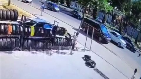 Toshkentda avtodo‘kon xodimining beparvoligi sabab to‘rtta avtomobil ishtirokida YTH sodir bo‘ldi (video)