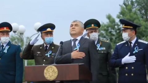 Видео: Сирдарёда ҳуқуқ-тартибот идораларининг раҳбар ходимлари мадҳия вақтида қўлини қаерга қўйишни билмай қолди