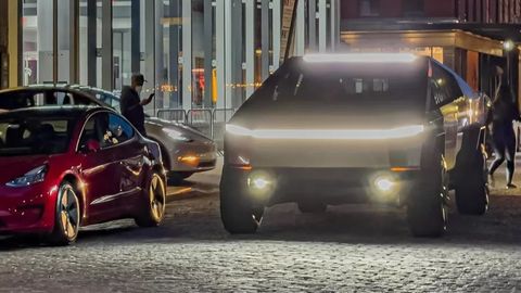 Видео: Нью-Йорк йўллари бўйлаб ҳаракатланаётган Tesla Cybertruck