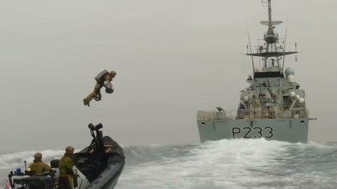 Video: Reaktiv kostyumda Britaniya qirg‘oq xavfsizligi kemasiga uchayotgan inson