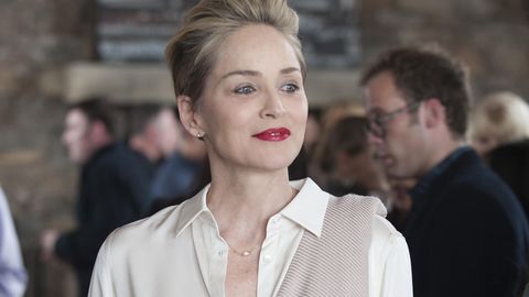 Голливуд актрисаси Шерон Стоун инсульт ва клиник ўлимни бошидан ўтказганини сўзлаб берди