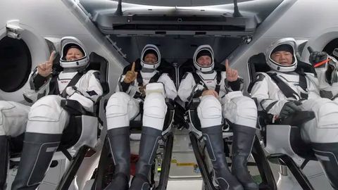 SpaceX’ning Xalqaro koinot stansiyasiga birinchi missiyasi astronavtlari Yerga qaytib keldi (video)