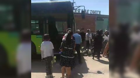 Toshkentda avtobus bekatda turgan ikki piyodani urib yubordi