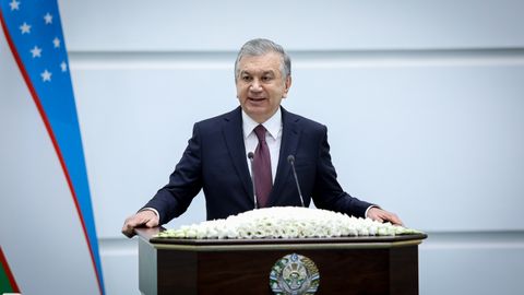Шавкат Мирзиёев: «Қизларимиз билмайди, тушунмайди, ўқимайди, деймиз. Чунки уларни ўзимиз ўқитмаймиз-да!»