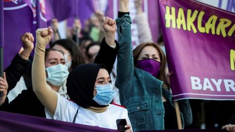 Turkiyada ayollar Erdo‘g‘onning Istanbul konvensiyasidan chiqish qaroriga qarshi norozilik bildirmoqda