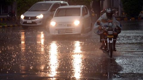 Покистонда кучли ёмғир оқибатида 10 киши ҳалок бўлди (видео)