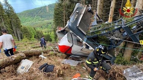 Италияда дор йўлининг узилиб, кабина қулагани тасвирланган видео тарқалди. Оқибатда 14 киши ҳалок бўлган