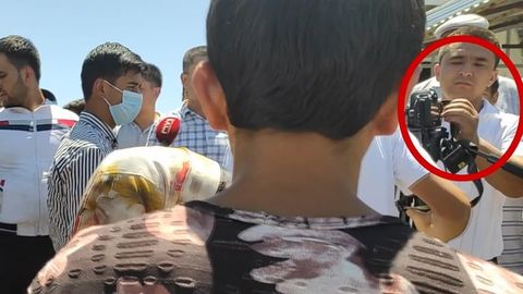 Jurnalist kamerasining fleshkasini yutib yuborgani aytilgan Ishtixon hokimligi matbuot xizmati xodimiga hayfsan berildi