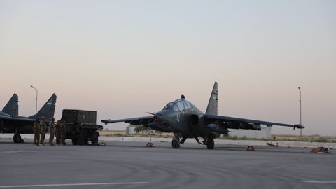 O‘zbekiston mudofaa vaziri qiruvchi samolyotda armiya tayyorgarligini tekshirdi (video)