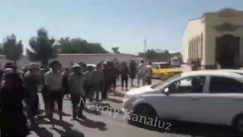 Navoiyda ikki shaxs tomonidan aldab ketilgan fuqarolar yo‘lni to‘sib, namoyish o‘tkazdi