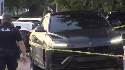 Майамида 14 ёшли йигит Lamborghini Urus’ни миниб қочди. Йўлтанламас эгаси унга скутерда етиб олиб, жиноятчини полицияга топширган