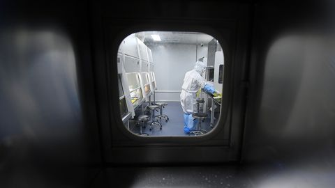 Олимлар: COVID-19 одамлар томонидан яратилганига оид далиллар бор