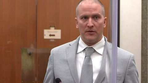 Afroamerikalik Jorj Floydni o‘ldirishda aybdor deb topilgan sobiq politsiyachi Derek Shovin 22,5 yilga ozodlikdan mahrum qilindi