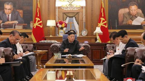 Ким Чен Ин Путинни «Россия куни» билан табриклади ва ҳарбий қўмита йиғилишида КХДРнинг мудофаа салоҳиятини муҳокама қилди