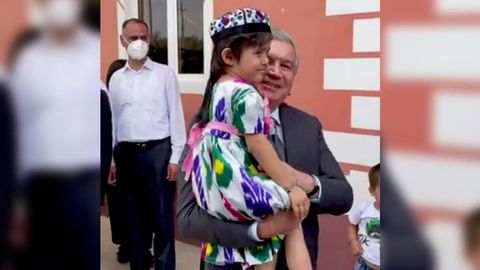 Video: Shavkat Mirziyoyev Sherobodda anorchilik bilan shug‘ullanuvchi oila bilan suhbatlashdi