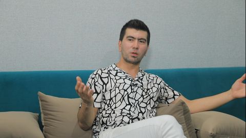 “Alloh degan so‘zni aytish mumkin bo‘lmagan”. Sardor Mamadaliyev klipida tor va kelin ko‘ylak “zapret” bo‘lgani haqida gapirdi (video)