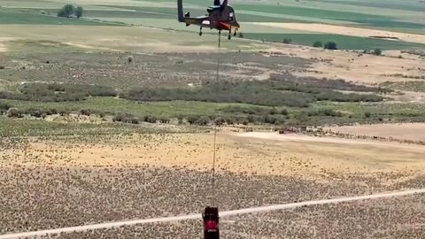 Video: Uch ming metr balandlikdan tashlab yuborilgan Toyota Hilux