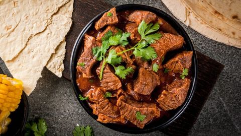 Achchiq pomidorli sousga mol go‘shti solib tayyorlanadigan antiqa taom retsepti